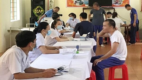 Khám sức khỏe, tư vấn phòng các bệnh lây nhiễm cho người nghiện tại Cơ sở Cai nghiện ma túy tỉnh Bắc Giang.