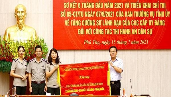 Ông Phan Trọng Tấn, Phó Chủ tịch trao bức trướng của Tỉnh ủy- HĐND -UBND -Uỷ ban MTTQ tỉnh cho Cục thi hành án dân sự.