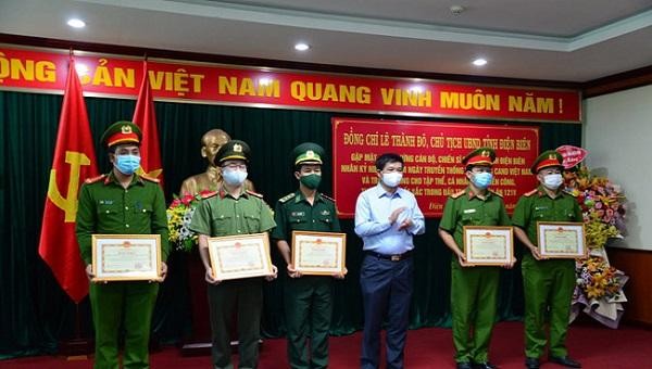 Chủ tịch UBND tỉnh Điện Biên, ông Lê Thành Đô tặng Bằng khen cho các tập thể, cá nhân có thành tích xuất sắc trong việc phá thành công chuyên án 121V.