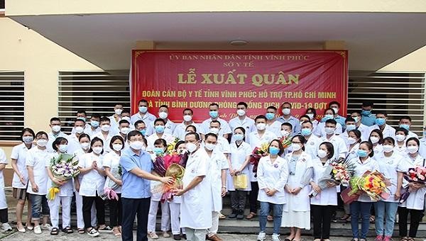 Lãnh đạo tỉnh Vĩnh Phúc tặng hoa đoàn công tác.