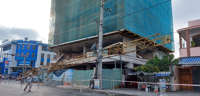 Thanh cẩu rơi chắn một góc đường