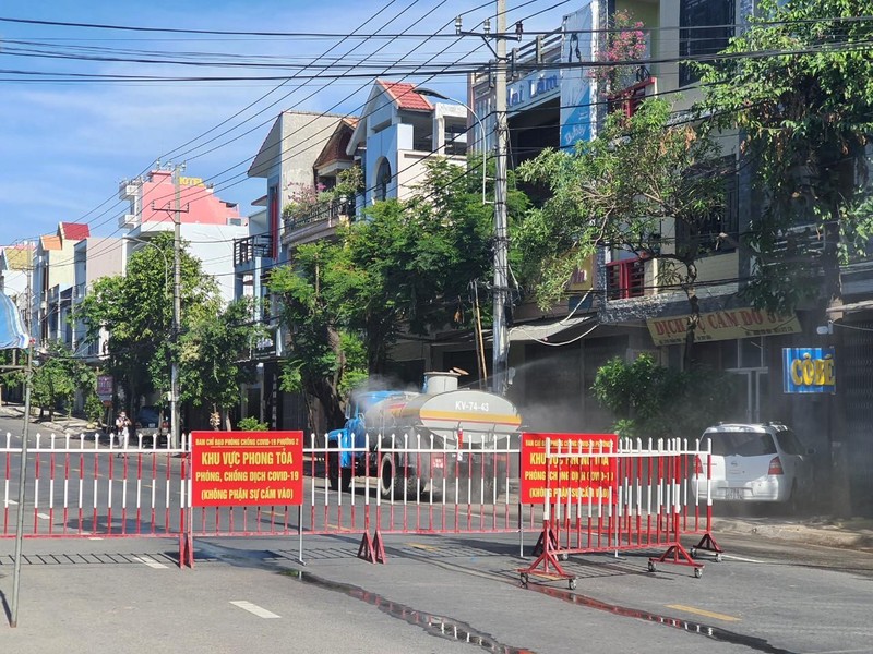 Lực lượng chức năng sử dụng xe quân đội để phun khử khuẩn tại TP. Tuy Hòa.