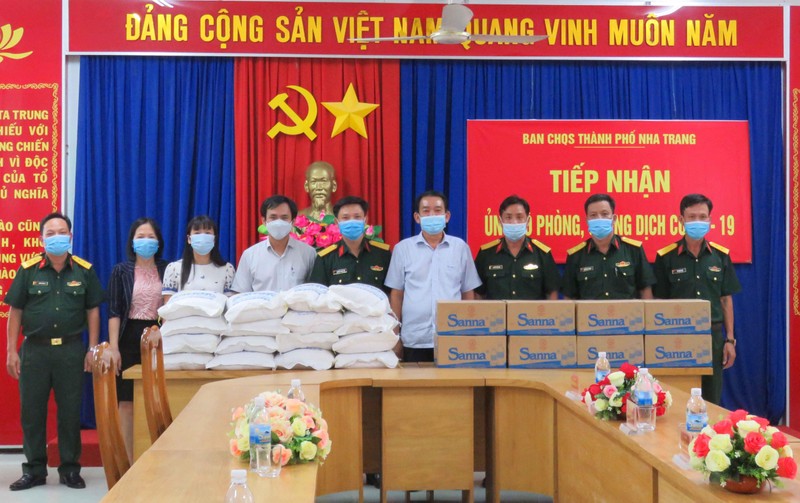 Ban Chỉ huy Quân sự TP Nha Trang tiếp nhận gạo và nước Sanna từ Công ty Yến sào Khánh Hòa.