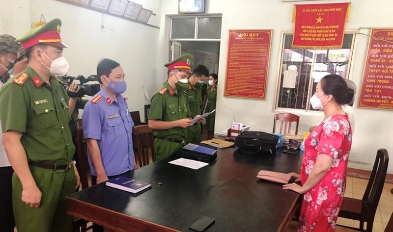 Cơ quan CSĐT Công an tỉnh Phú Yên tống đạt quyết định khởi tố, lệnh bắt tạm giam đối với bà Ngô Thị Điều. Ảnh: vkspy.gov.vn