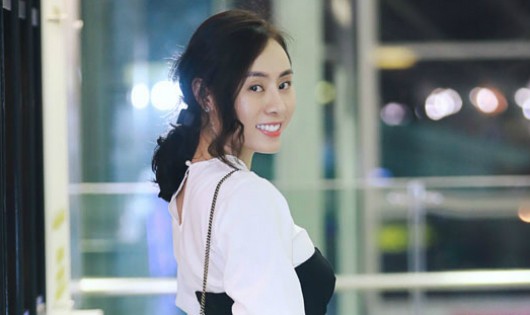Á hậu Ngô Thùy Linh mang bánh trung thu tặng bạn bè quốc tế