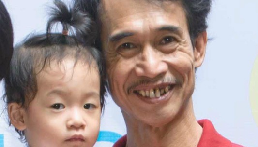Diễn viên có “gương mặt đau khổ” hạnh phúc khi làm bố ở tuổi ngoài 50