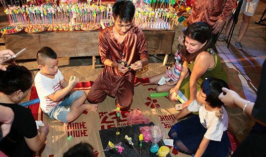 Khách nước ngoài thích thú với hình ảnh tò he tại Văn Miếu Quốc Tử Giám