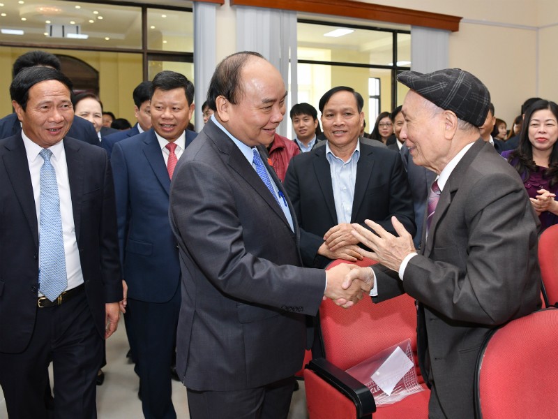 Thủ tướng và các cử tri tại buổi tiếp xúc