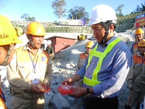 Bộ trưởng Đinh La Thăng lì xì cho các công nhân làm việc suốt trong những ngày tết ở dự án