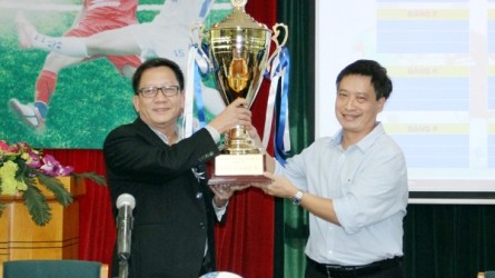 Ông Nguyễn Thanh Bình - Tổng Biên tập Báo ANTĐ, Trưởng BTC giải và ông Nguyễn Hiệp Thống - Phó Giám đốc Sở GD-ĐT Hà Nội, nâng cao chiếc cúp vô địch mùa giải thứ XV