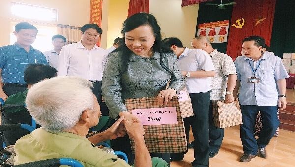 Bộ trưởng Bộ Y tế Nguyễn Thị Kim Tiến tặng quà cho các thương, bệnh binh tại Trung tâm