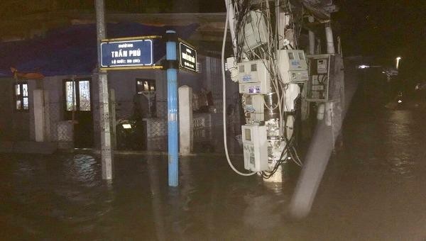 Đoạn đường Trần Phú của huyện đảo Phú Quốc bị ngập sâu đã hơn một tuần nay