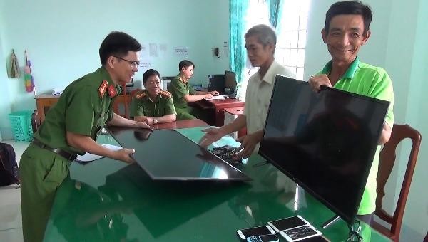 Công an huyện U MInh Thượng trả lại tang vật cho người dân