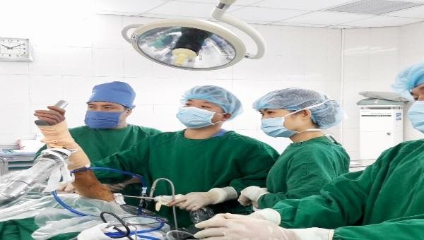 Bác sĩ CKI Phạm Hải Bằng cùng kíp mổ