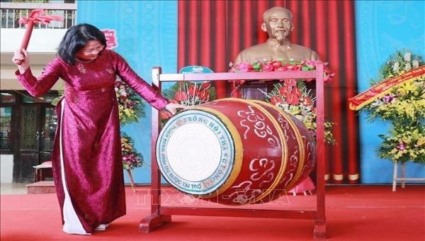 Phó Chủ tịch nước Đặng Thị Ngọc Thịnh đánh trống khai giảng tại trường Chuyên Lê Hồng Phong - Nam Định