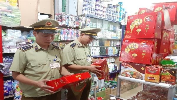 Cán bộ Cục QLTT tỉnh Phú Thọ kiểm tra tại một cửa hàng bánh Trung thu