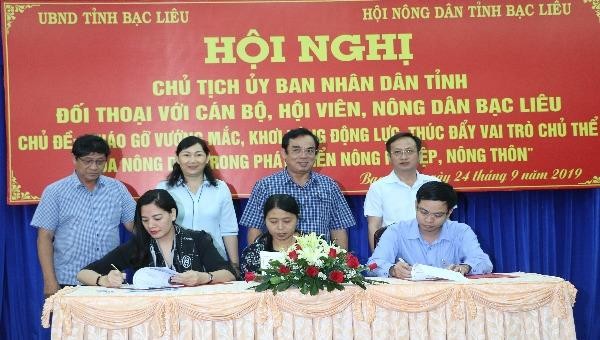 Chủ tịch tỉnh Bạc Liêu và lãnh đạo sở, ngành chứng kiến Lễ ký kết phối hợp giữa Hội Nông dân tỉnh và doanh nghiệp