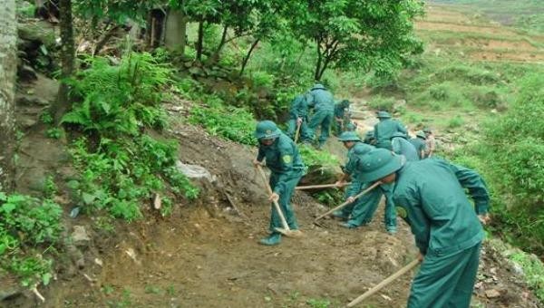 Lực lượng dân quân xã Cam Đường làm đường giao thông giúp thôn Láo Lý