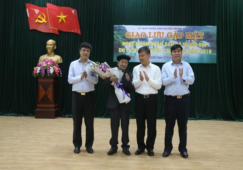Các đồng chí lãnh đạo huyện Trùng Khánh tặng bằng khen cho nghệ nhân Lê Quang Tăng