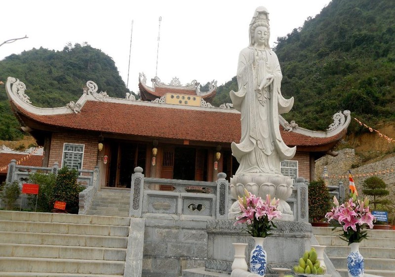 Tượng Phật Bà Quan thế âm Bồ Tát trong chùa Bản Giốc