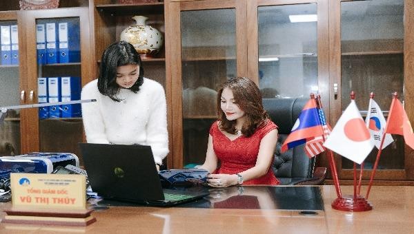 Tổng giám đốc Bà Vũ Thị Thúy (phải) trao đổi nghiệp vụ với nhân viên