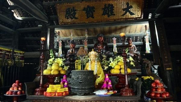 Bộ tượng Di Đà Tam Tôn trong chùa Thầy