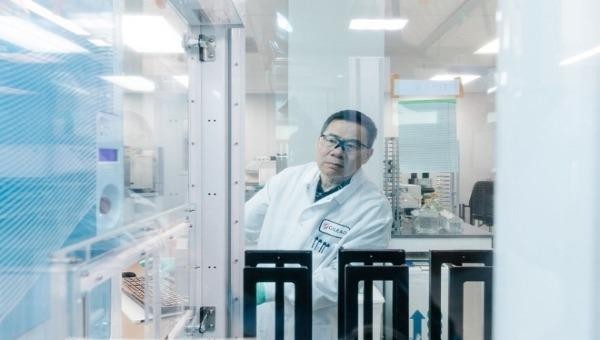 Nhà nghiên cứu của Gilead Sciences tại phòng thí nghiệm (ảnh: WSJ chụp ngày 10/2)