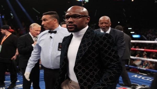 Floyd Mayweather xuất hiện với hình ảnh quý ông sang chảnh khác hẳn trên sàn đấu