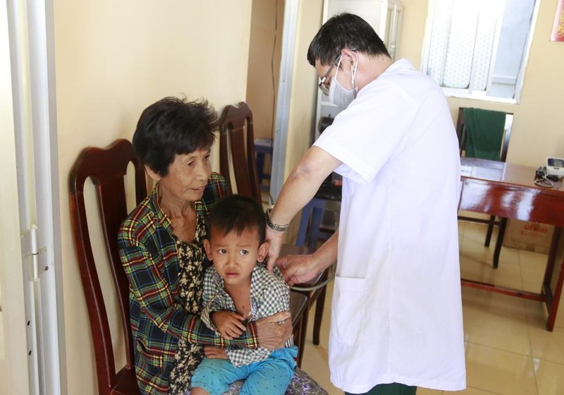 Thiếu tá, bác sĩ Phạm Văn Dũng khám bệnh cho bà con vùng biên giới