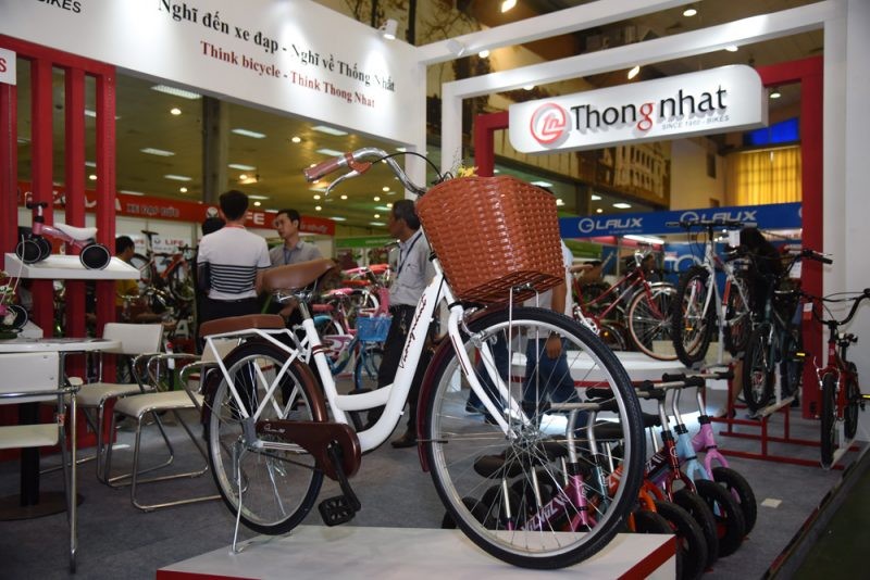 “Ông bà anh đèo nhau trên chiếc xe Thống Nhất màu xanh“