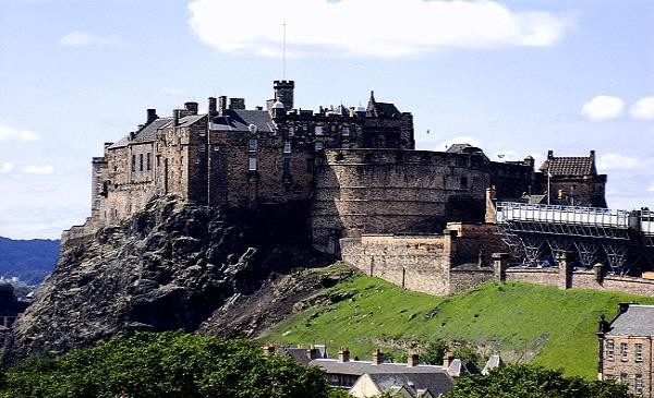 Lâu đài cổ Edinburgh (Anh quốc) nơi có nhiều lời đồn ma ám
