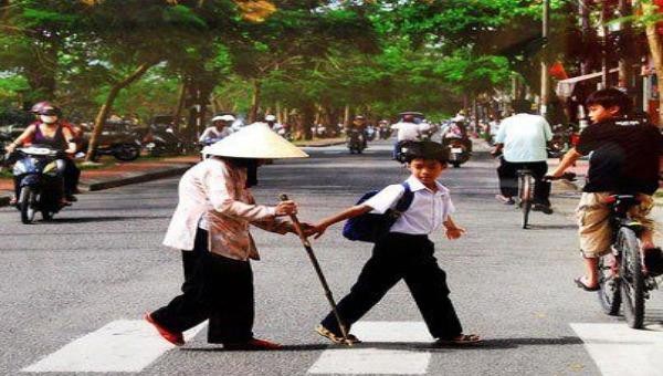 Bức ảnh em bé giúp bà cụ qua đường gây xúc động