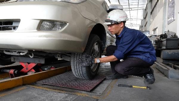 Kỹ thuật viên Trung tâm đăng kiểm đang thực hiện các thao tác nghiệp vụ