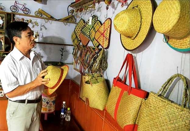 Những sản phẩm tinh xảo của làng nghề đệm bàng Phò Trạch trưng bày tại Festival Huế
