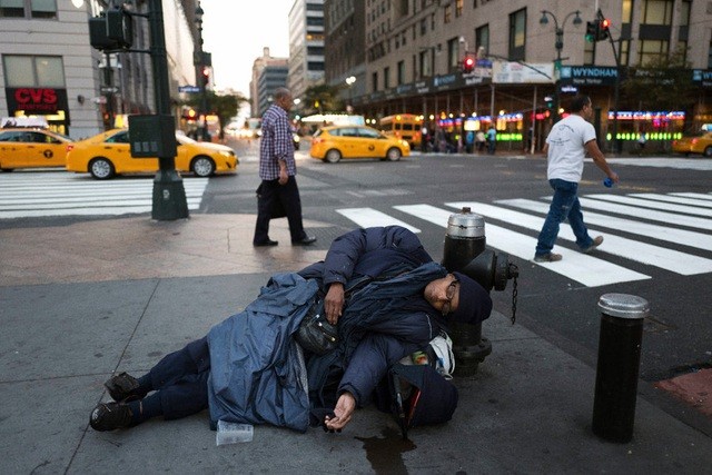 Người nghèo vạ vật trên đường phố New York mùa đại dịch
