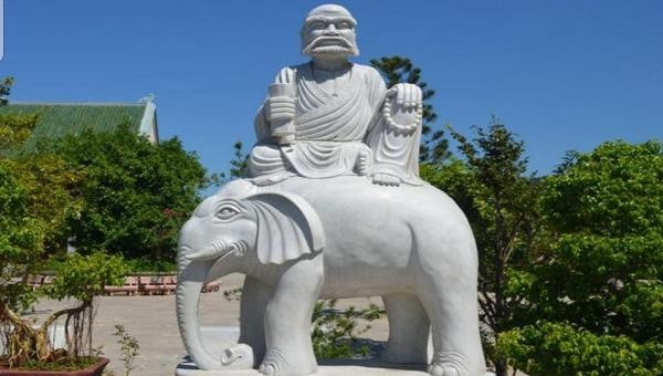 Tượng La hán Kỵ Tượng trong khuôn viên chùa Linh Ứng (Đà Nẵng).