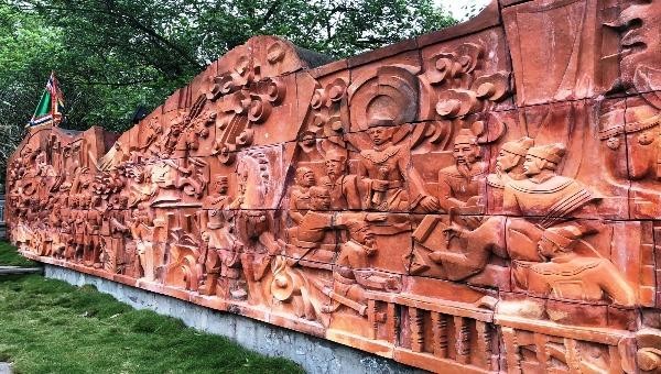 Bức phù điêu Vua tôi đồng tâm, tướng sĩ một lòng tại Khu di tích đền An Phụ (Kinh Môn, Hải Dương)