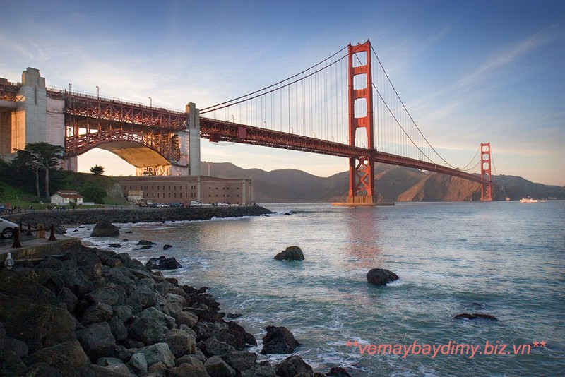 Cầu Cổng Vàng nối liền vịnh San Francisco và Thái Bình Dương.