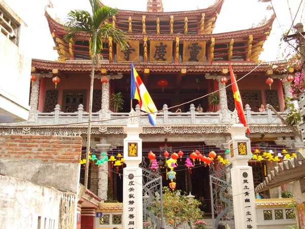 Chiều cao lý tưởng của chùa Đỏ lên tới 26m.