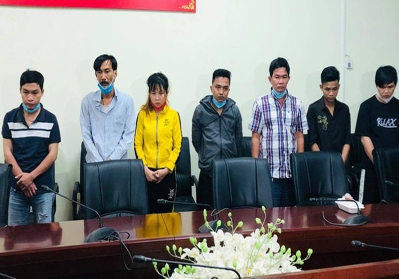 Một số đối tượng trong đường dây làm giả giấy tờ vừa bị bắt.