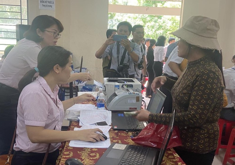 Người dân nhận tiền đền bù từ Dự án.