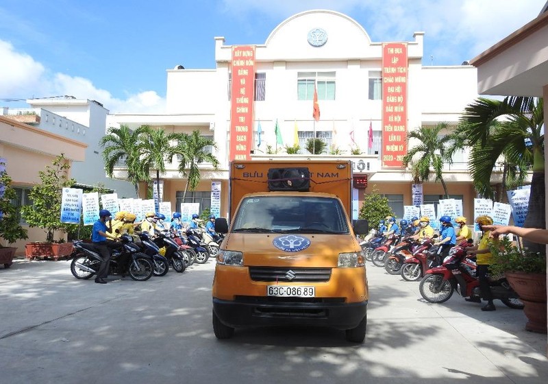 Bảo hiểm xã hội tỉnh Tiền Giang trong đợt ra quân hưởng ứng ngày BHYT.