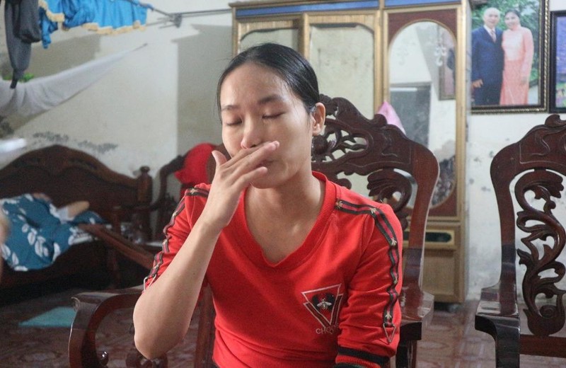 Chị Hoa bật khóc khi giãi bày về tình cảnh gia đình.