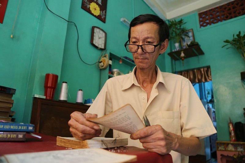 Ông Võ Văn Rạng là người cuối cùng hành nghề đóng, sửa sách cũ ở Sài Gòn.