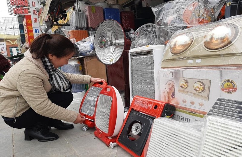 Một người dân đang lựa chọn thiết bị sưởi ấm để sử dụng trong dịp rét đậm này.