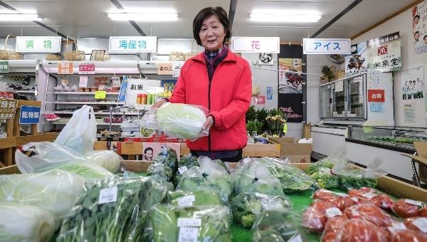 Kyouko Tanaka đã mở lại cửa hàng bán thực phẩm ở thị trấn Minamisoma, Fukushima hồi năm 2015..