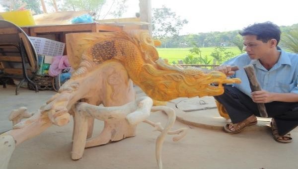 Các chi tiết được chạm khắc tỉ mỉ bởi những người thợ làng mộc Văn Hà.