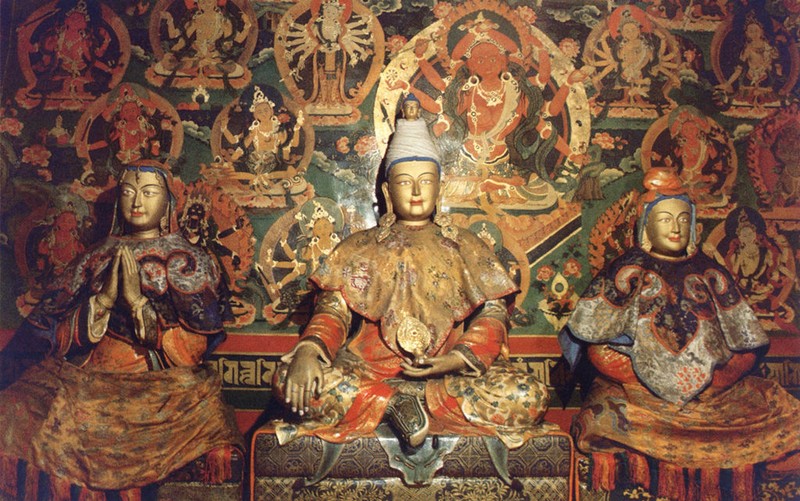 Tùng Tán Cán Bố (giữa), Bhrikuti Devi (trái) và Văn Thành công chúa (phải).