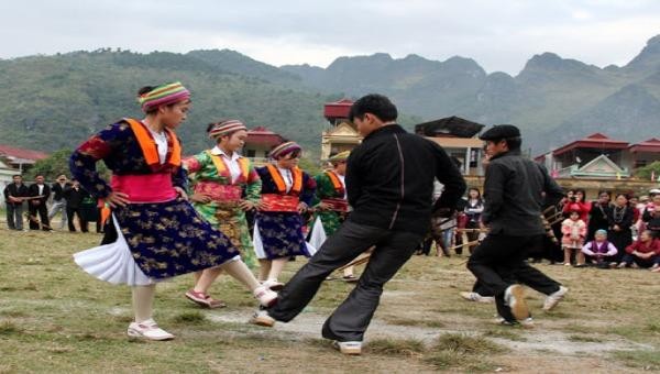 Màn múa khèn của người H’Mông ở Hà Giang.