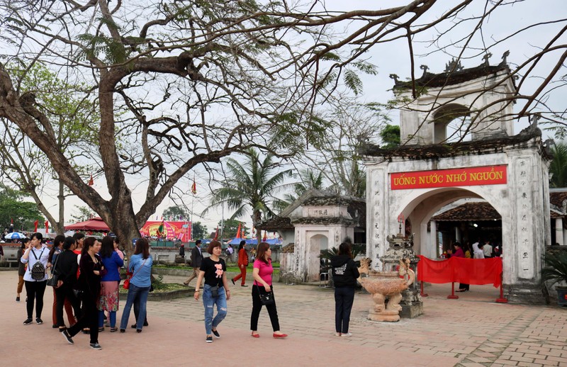 Quảng cảnh đền Bạch Mã.
